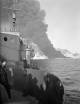 Blick vom Zerstörer HMS LEGION auf ein brennendes Fischöllager am 5.März 1941 - public domain / United Kingdom Government - Fotograf:Coote, R G G (Lt), Royal Navy official photographer