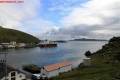 Havøysund: Blick über die Osteinfahrt des Sundes mit MS TROLLFJORD am Dampschiffskai